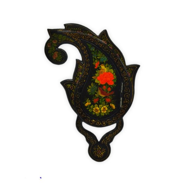 . پاپیه ماشه در اصل لغتی فرانسوی است به معنای کاغذ فشرده (پاپیه به معنای کاغذ و ماشه (mâché) به معنای مچاله‌شده)، و علت نامگذاری آن این است که کاغذ را پس از خمیر کردن با سریش مخلوط می‌کنند و تحت فشار قرار می‌دهند تا زیرساخت کار تولید شود. این هنر در دوره صفویه در ایران رواج یافت و در شهرهای اصفهان و قزوین مراکز عمده تولید این هنر بودند